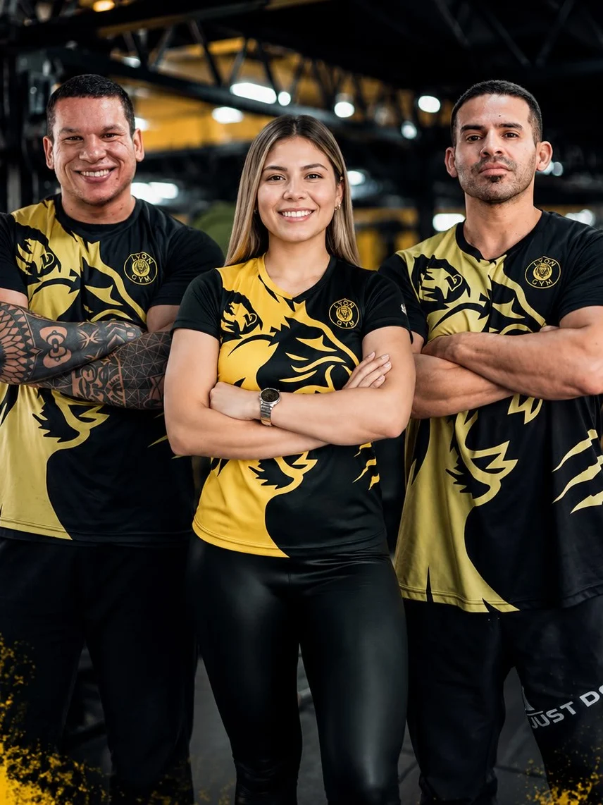 Tres profes de Lyon Gym con la remera del gimnasio