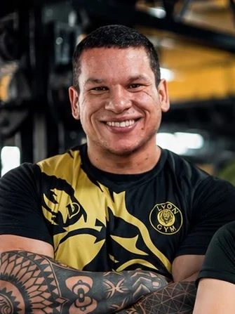 Profe David de Lyon Gym con la remera del gimnasio