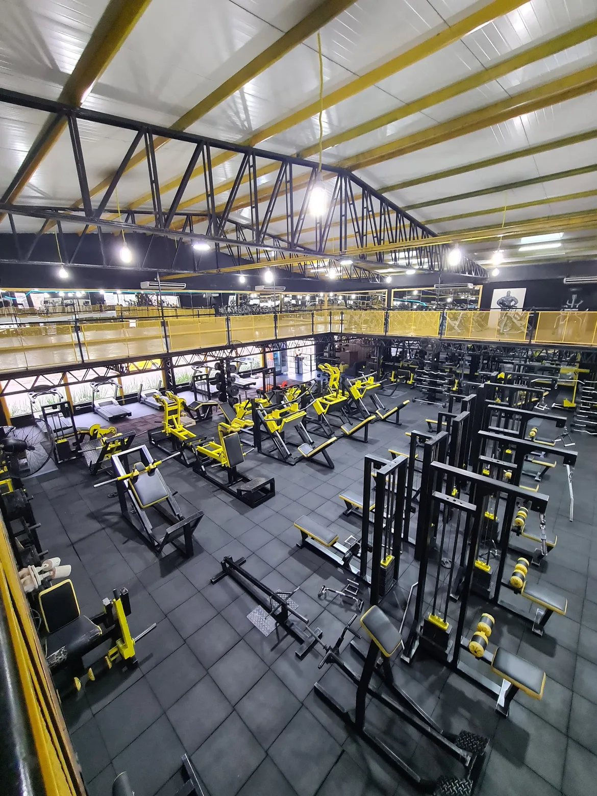 La sala de musculación de Lyon Gym vista desde el entrepiso